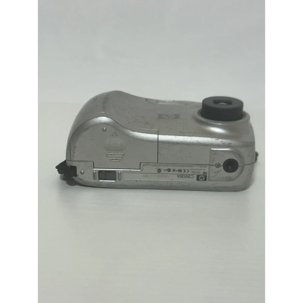 HP Photosmart 612 Digital Camera Silver, Auto Focus, 2.31MP, 2X Zoom For Parts